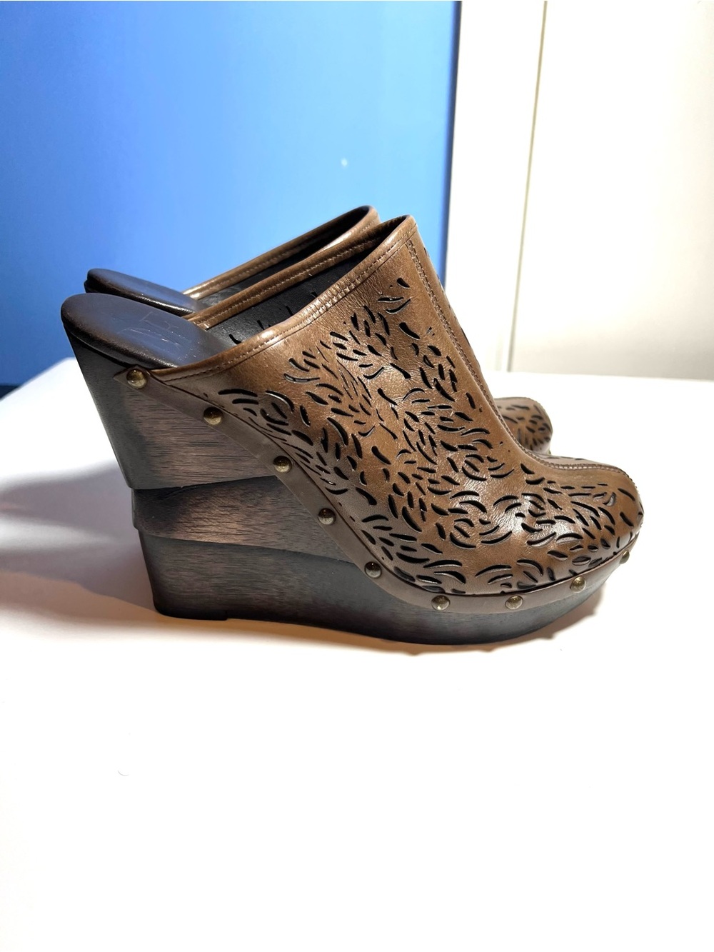 Diane Von Furstenberg Brown Laser cutout Leather Wedge Clogs size 8.5